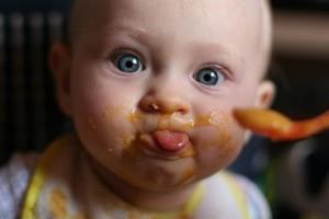 5 месячный малыш кушает с ложечки