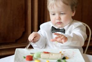 Как научить ребёнка кушать ложкой самостоятельно Комаровский: советы главного педиатра по обучению карапуза