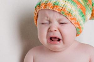 Почему месячный малыш плачет без отдыха