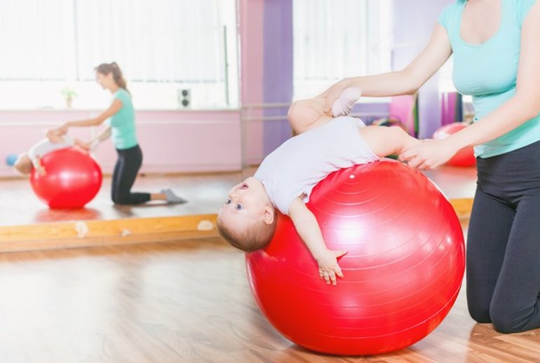 Упражнения на мяче для новорожденных