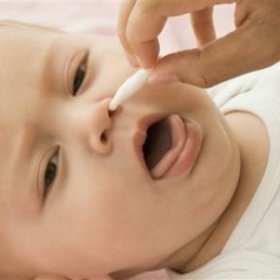 Как правильно отсосать сопли у ребенка: инструкция для родителей