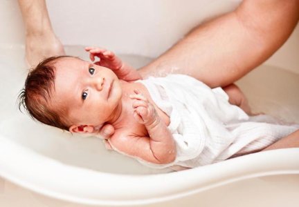 Первое купание новорожденного в ванночке: как правильно мыть грудничка?