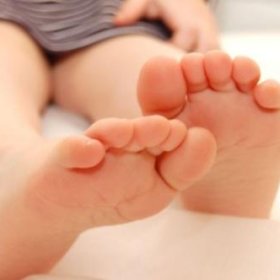 Чем опасна аллергия у ребёнка на ногах