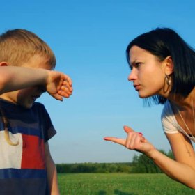 Почему нельзя кричать на ребенка: страшные последствия