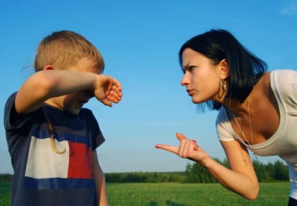 Почему нельзя кричать на ребенка: страшные последствия