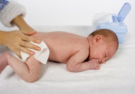 Правильный ежедневный уход за новорождённым ребёнком: все от гигиены до массажа