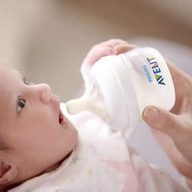 Кормление малыша из бутылочки Avent