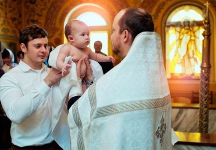 Церемония при проведении обряда крещения ребенка в церкви