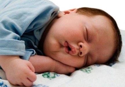 Ребёнок спит с открытым ртом