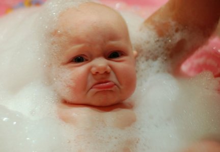 Почему малыш плачет после купания