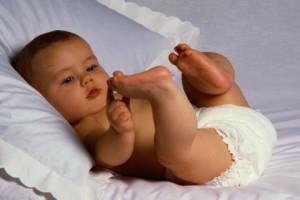 Малыш в 1 месяц разглядывает ножки