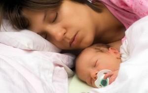 кормление ребёнка грудью во сне