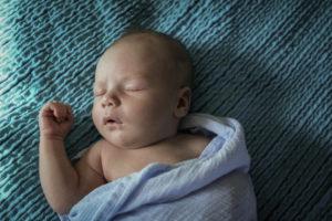 Если новорождённый спит мало