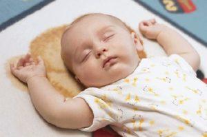 Если новорождённый спит на спине