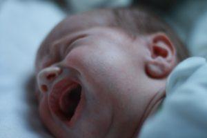 Новорожденный часто плачет