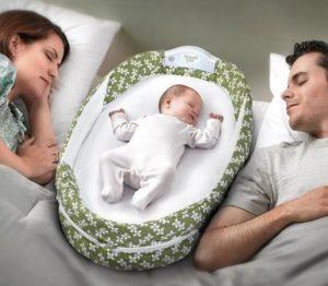 Малыш засыпает с родителями