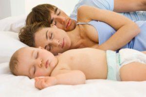 Малыш спит с родителями
